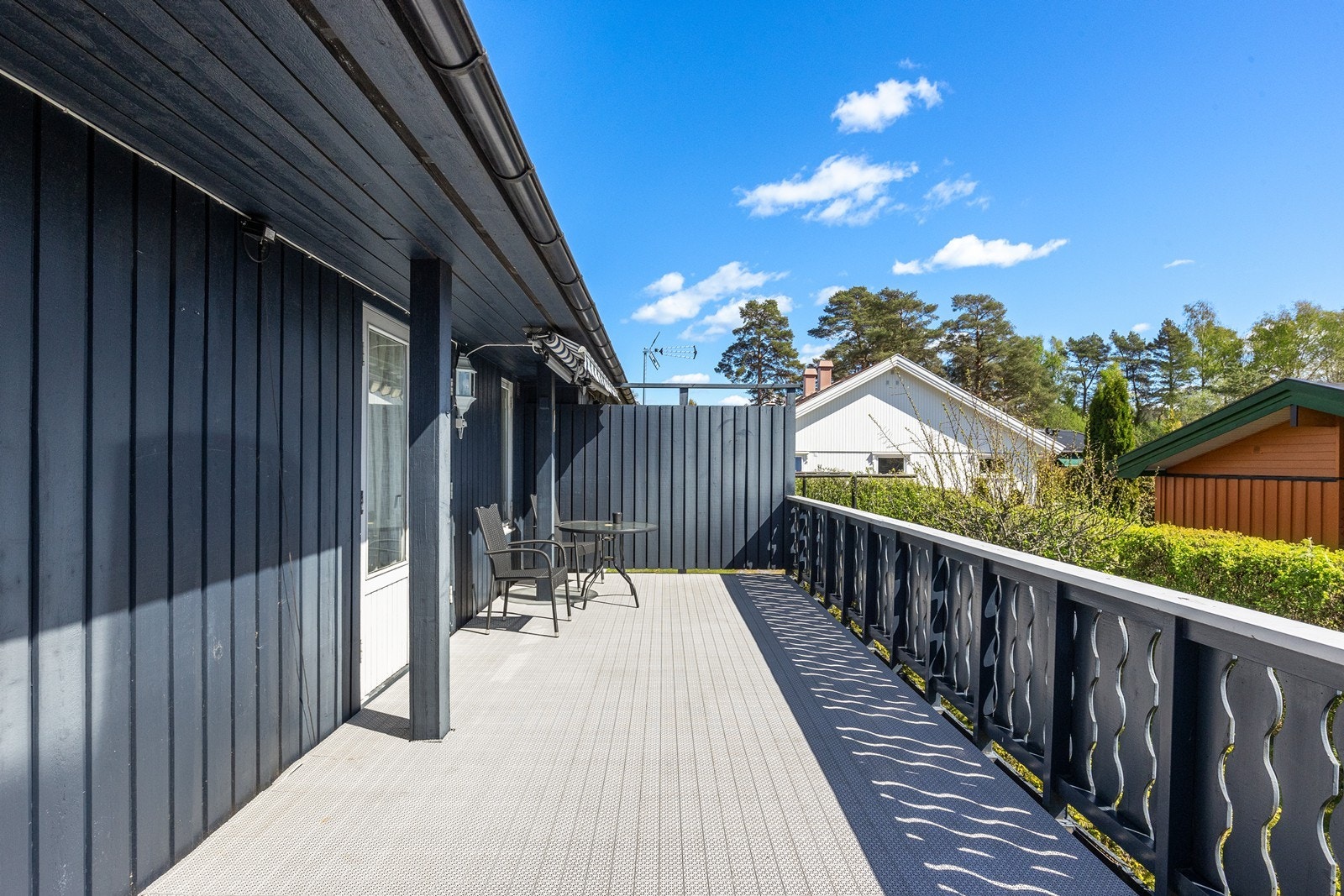 Verandaen er utstyrt med belysning og stikkontakt, og gir tilgang til hagen fra stuen. Galleribilde