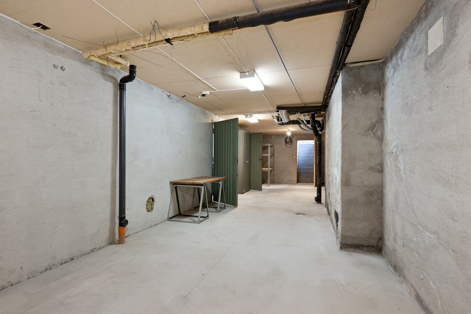 Kjelleren har et betonggulv og vegger som kombinerer betong og malte plater. Det er tilrettelagt for flere bruksområder. Galleribilde