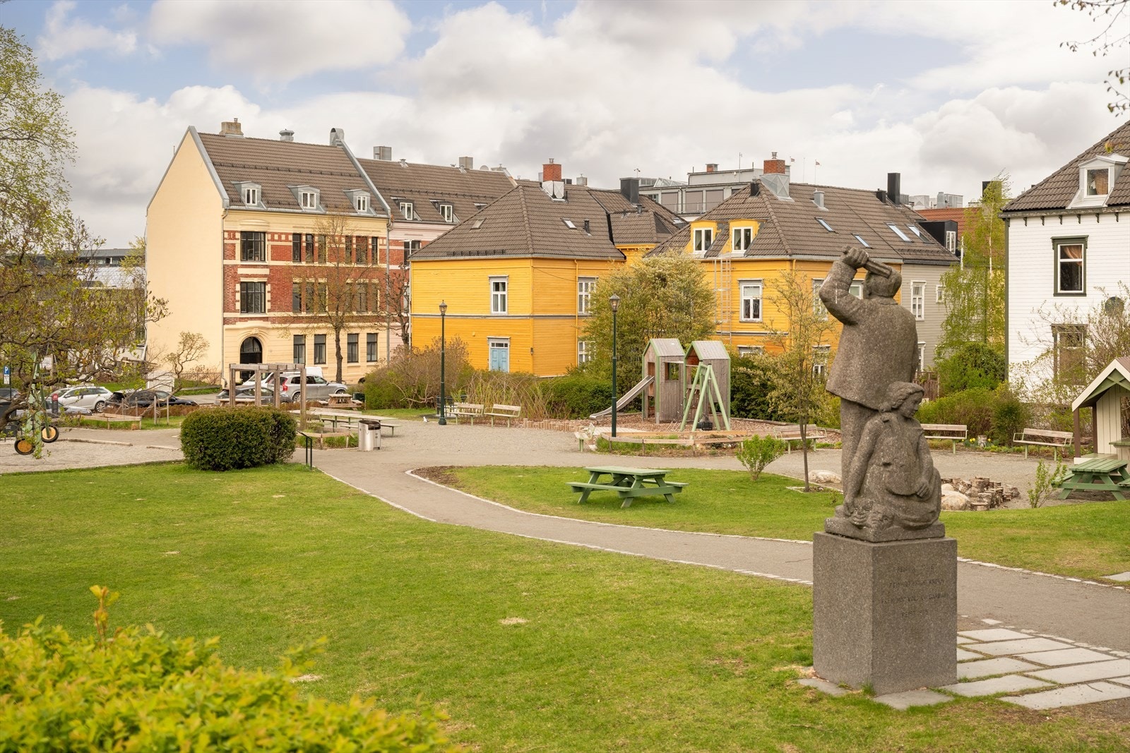Like nedenfor leiligheten finner du Thornæsparken med sine flotte grøntarealer, sitteplasser og lekeapparater. Galleribilde