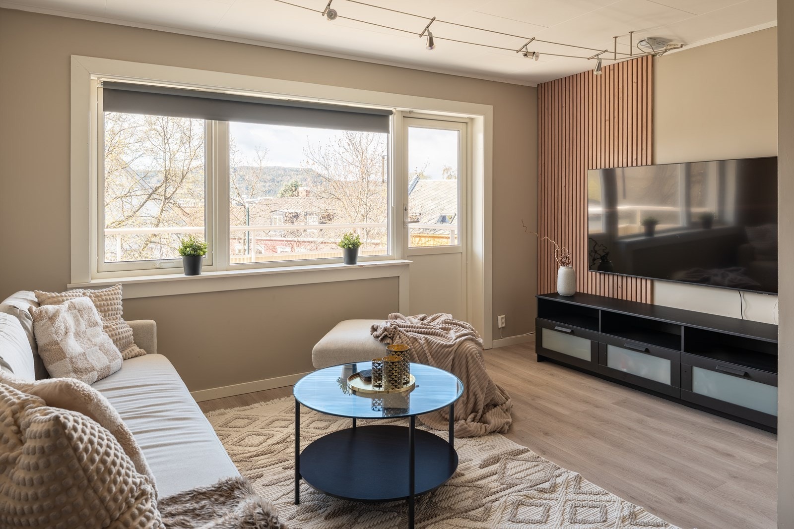 En stilren 2-roms leilighet i 3. etasje med balkong, gode solforhold og utsikt. Galleribilde
