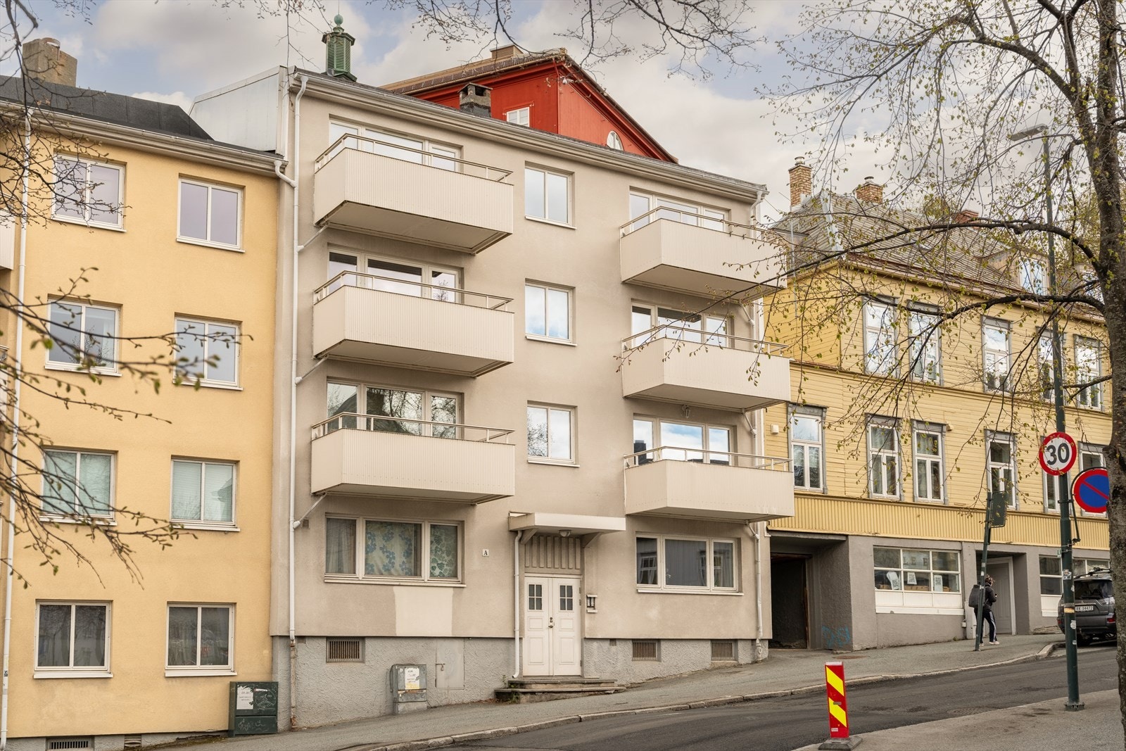Det er kun få minutters gange til både sentrum og Solsiden med et rikt utvalg butikker. Solsiden er kjent for sitt yrende folkeliv og en rekke restauranter. Studiesteder som NTNU, BI og Dronning Mauds Minne ligger kun en kort sykkeltur unna. Galleribilde