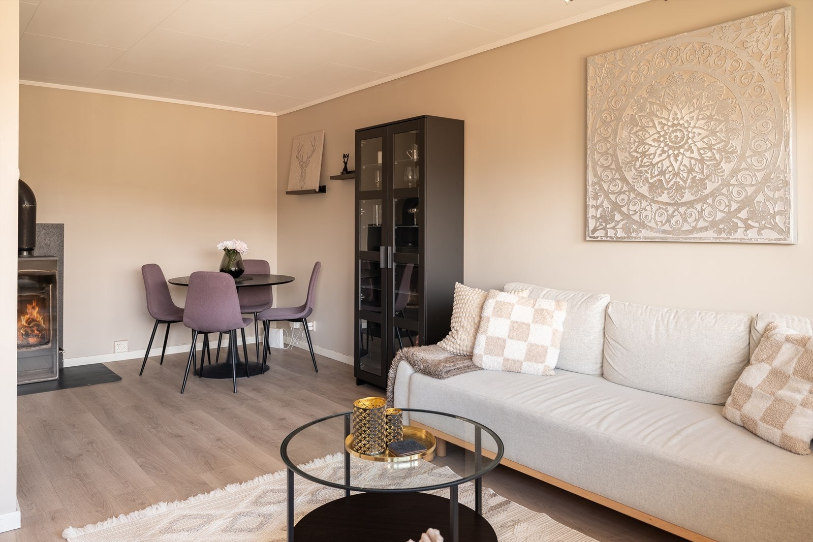 Lys og romslig stue på 19 m² med god plass til både sitte- og spisegruppe. I stuen er det vedovn - strømbesparende, men bidrar også til et lunt og behagelig inneklima på kalde høst- og vinterkvelder. Galleribilde