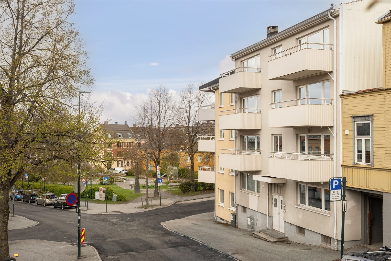 Like utenfor leiligheten er det flere områder med soneparkering. Det er også parkering mot betaling like nedenfor blokka. Galleribilde