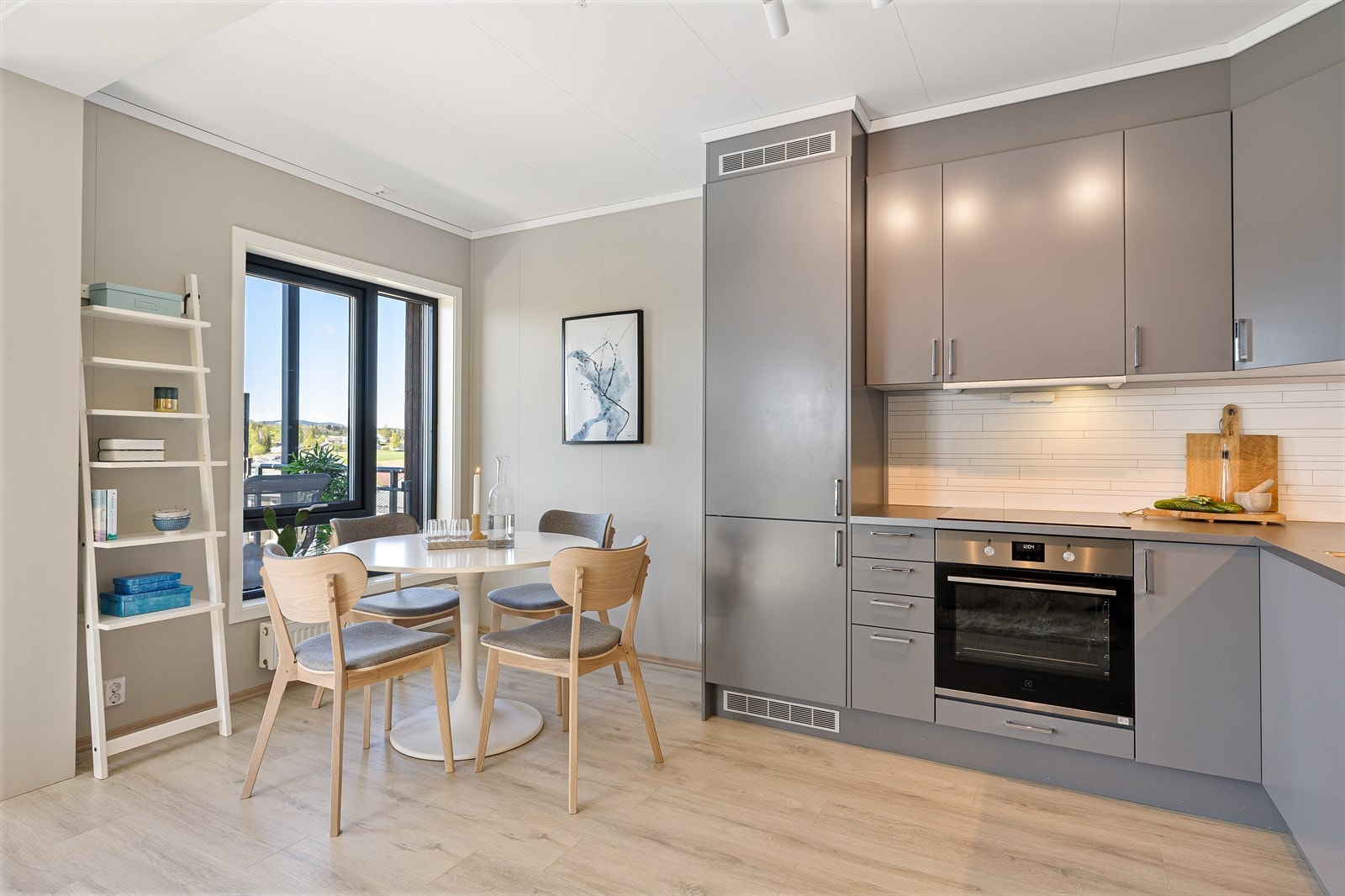 Plass til spisebord, perfekt for hyggelige samlinger med venner og familie. Galleribilde