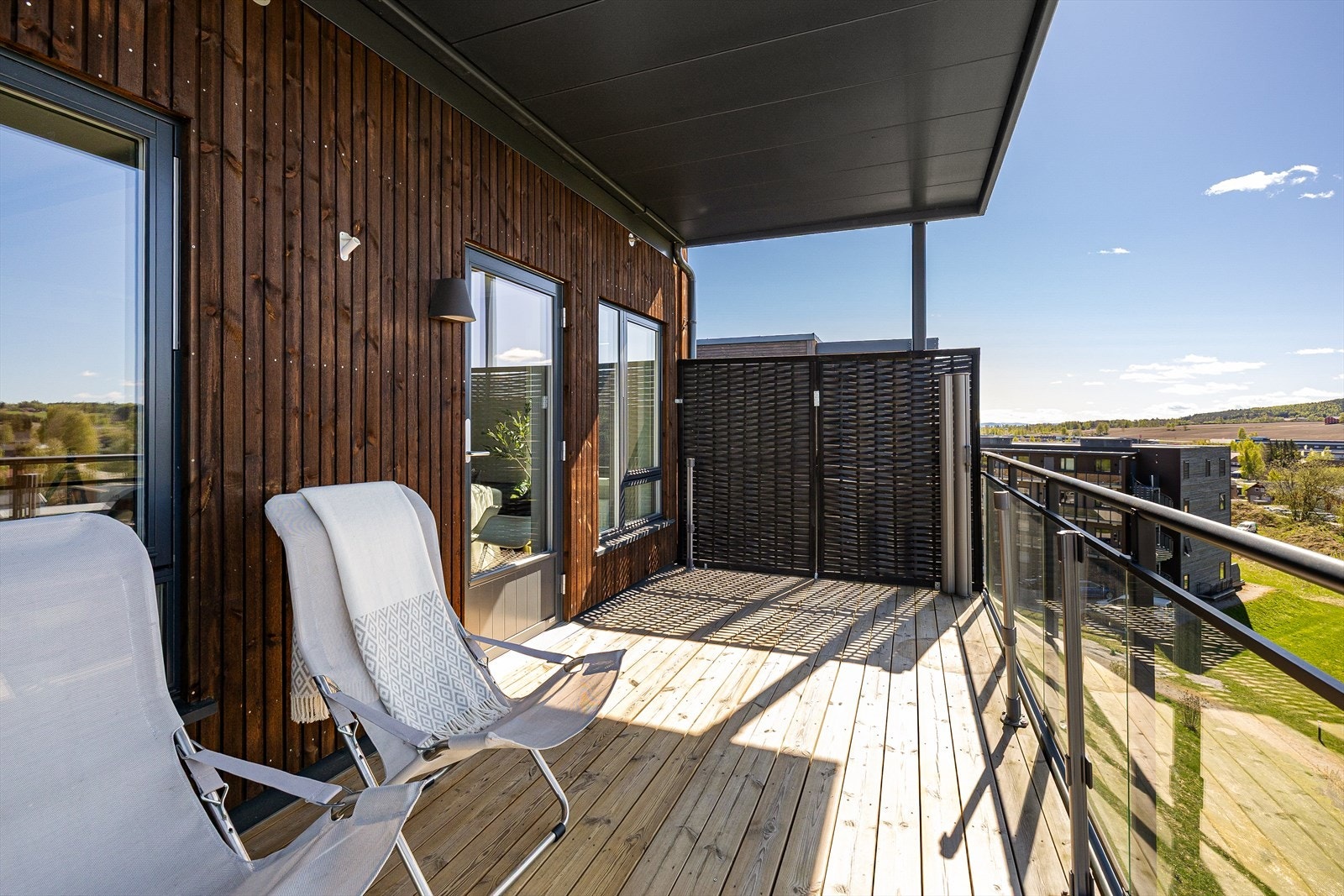 Balkongen er vestvendt på hele 13 kvm og vendt mot sameiets fellesområde. Galleribilde