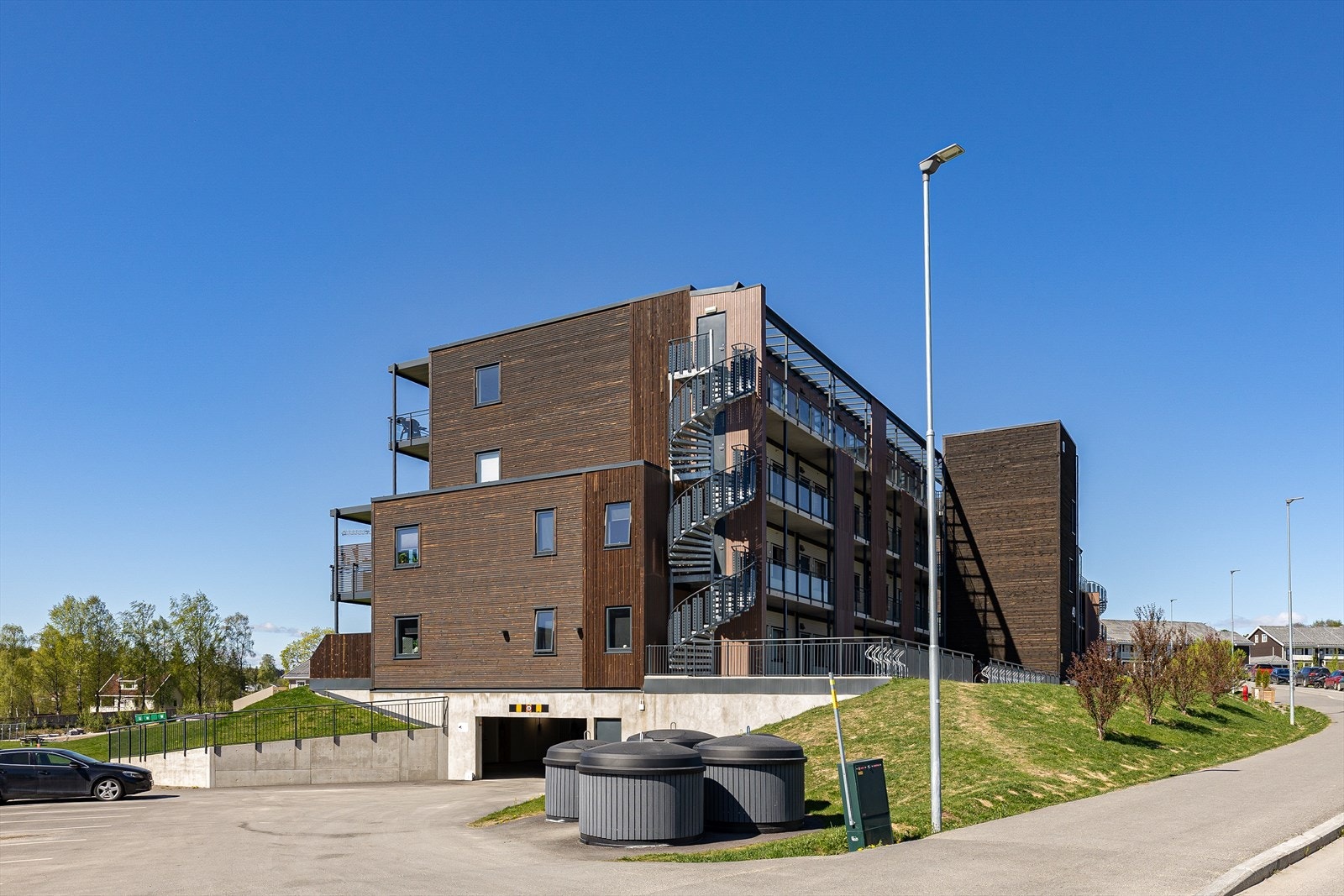 Innkjøring til garasjen. Galleribilde