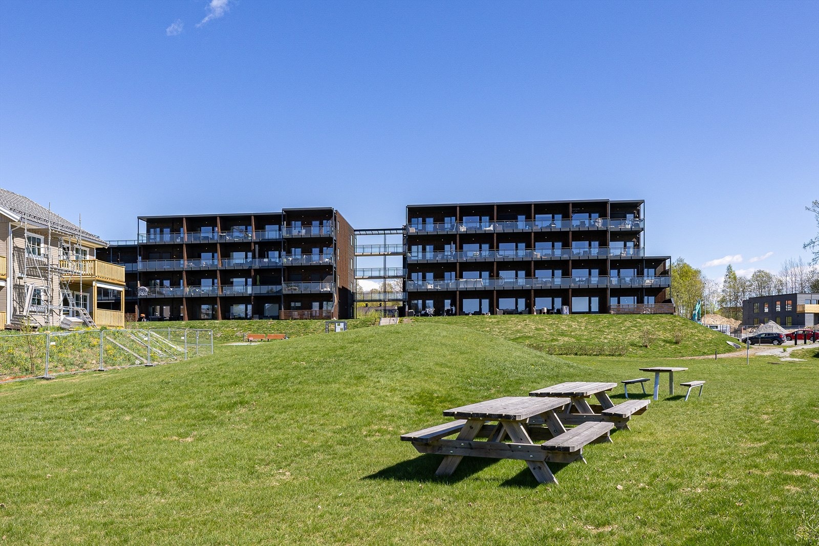 Sameiets fellesarealer er pent opparbeidet med lekeplass, sykkelparkering og sittegrupper. Galleribilde
