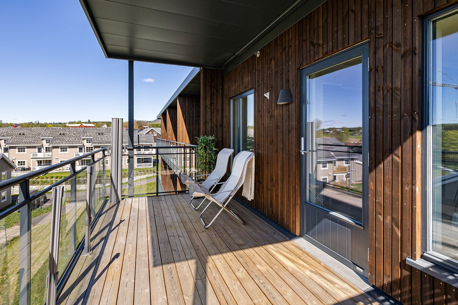God plass til innredning i flere soner med det du måtte ønske feks. lounge møblement, grill og solstoler. Galleribilde