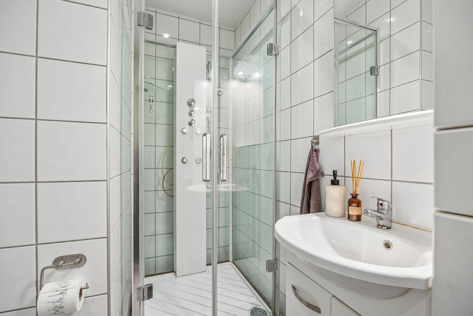 Flislagt baderom på 4 kvadratmeter med en arealeffektiv løsning som utnytter plassen optimalt. Badet ble renovert i 2011/2012. Galleribilde