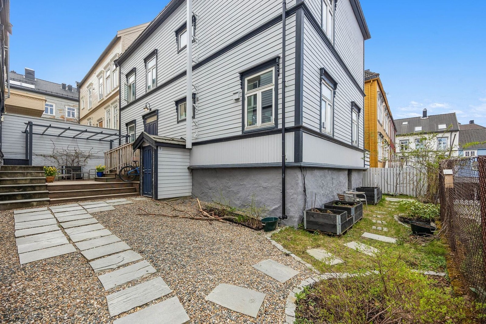 Området byr på hyggelige kaféer, restauranter og gode shoppingmuligheter i nærområdet. Galleribilde