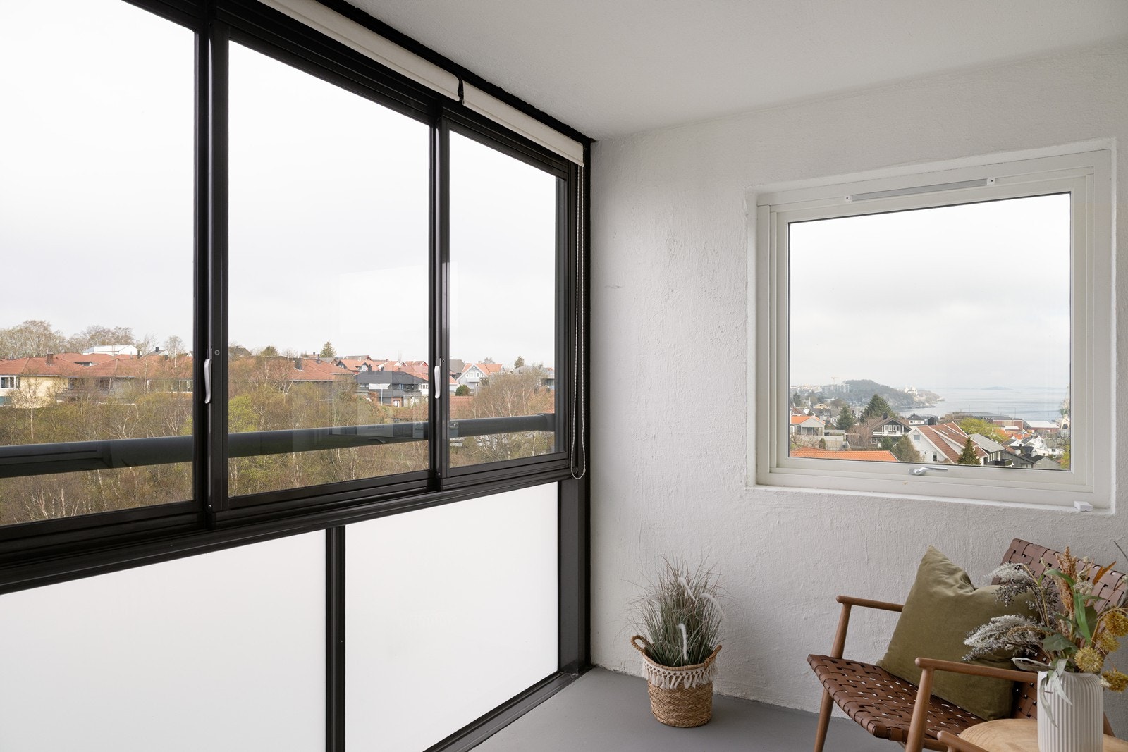 Innglasset balkong med fantastisk utsikt. En lun og skjermet uteplass som kan brukes store deler av året. Galleribilde