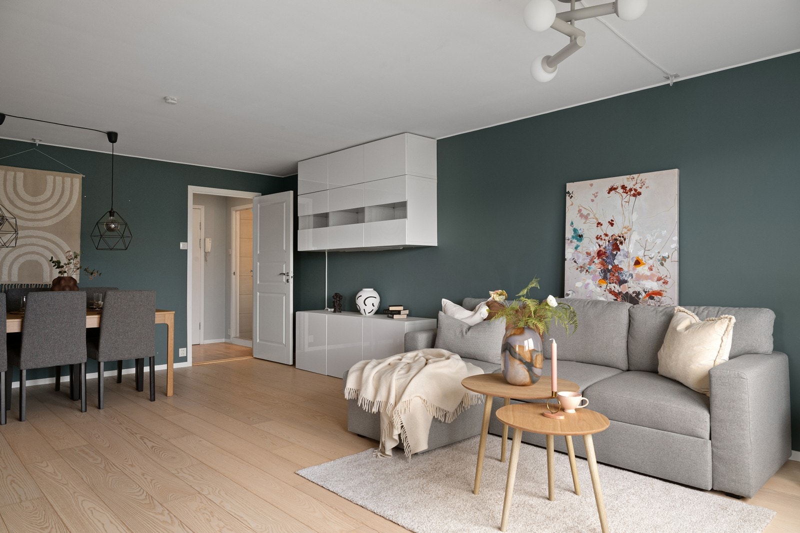 Her er det god plass til både spisegruppe og sofa. Galleribilde