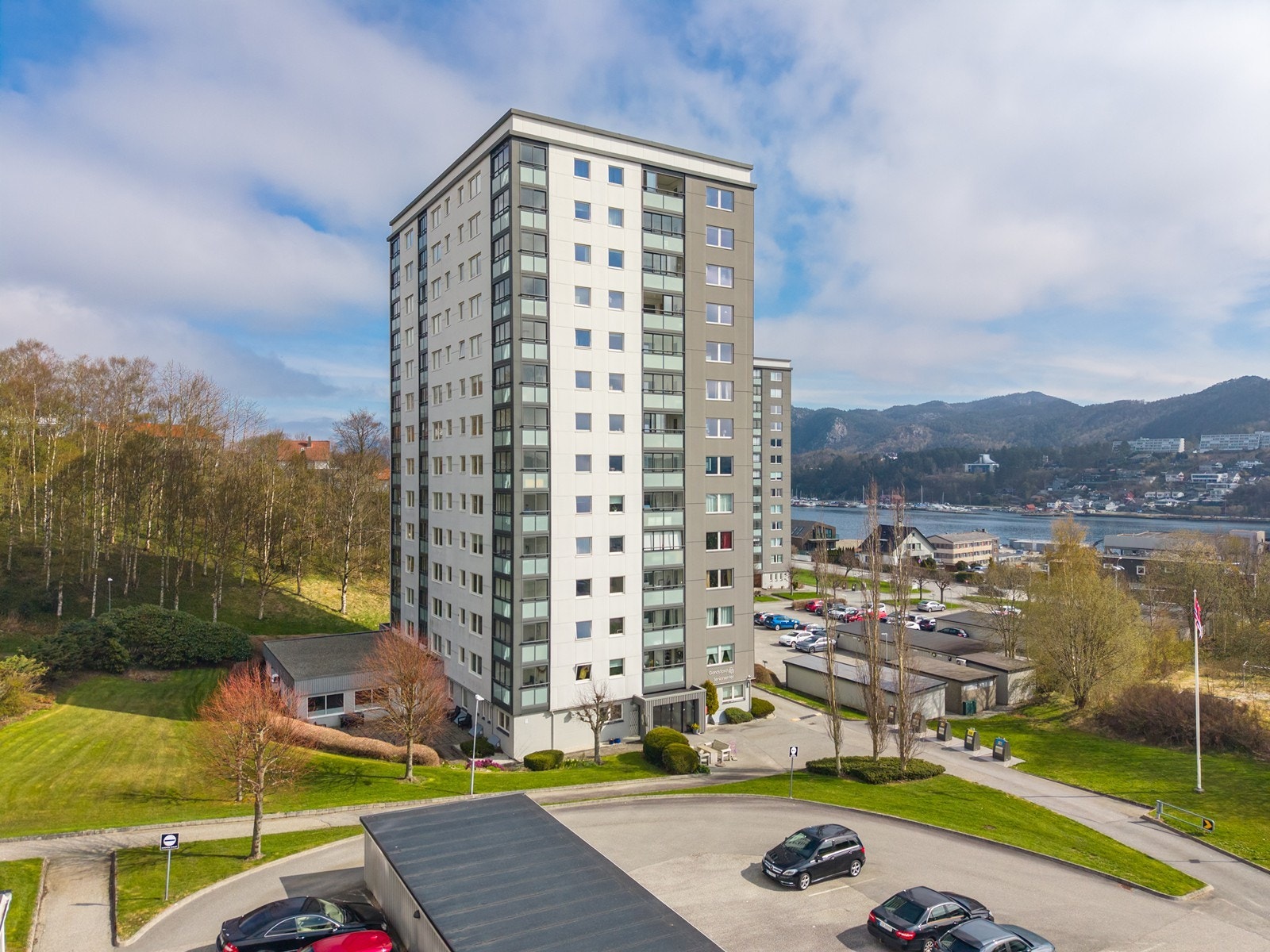 Leiligheten ligger fint til i et attraktivt og familievennlig område på Trones i Sandnes. Kun få minutters gange til Sandnes sentrum. Galleribilde