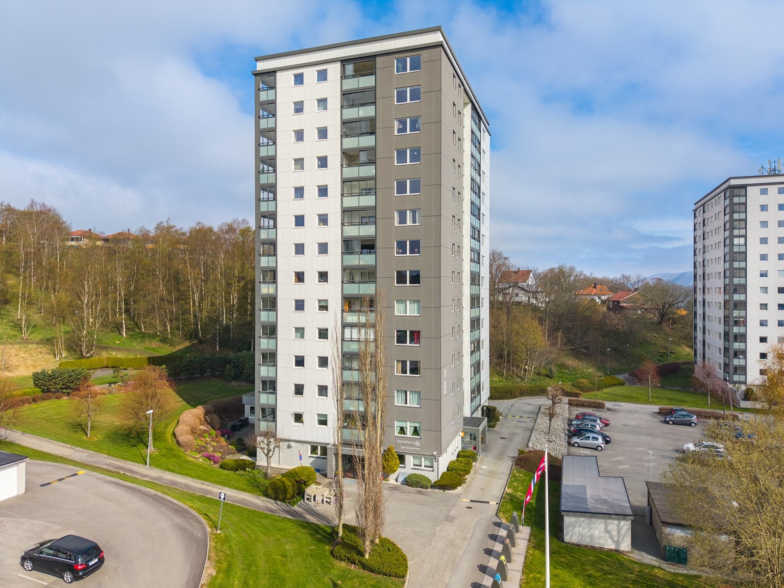 For den som er glad i tur og aktivitet byr området på flere muligheter. Det er kort vei til Gisketjern og Ormaskogen. Sandvedparken ligger også en spasertur unna og herfra kan du ta deg videre til Stokkelandsvannet. Galleribilde