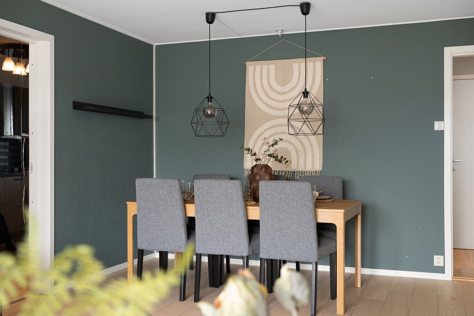 Det er god plass til spisebord i stuen, i nærheten av kjøkkenet, noe som er svært praktisk og gir en fin og sosial løsning i hverdagen. Galleribilde