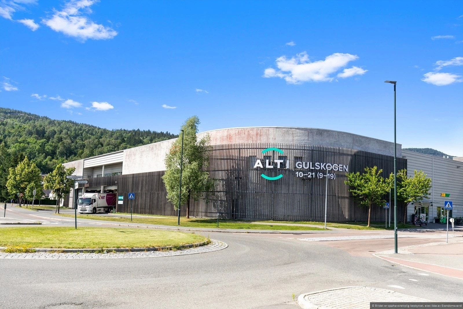 Gangavstand til Gulskogen senter med "alt" av servicetilbud Galleribilde