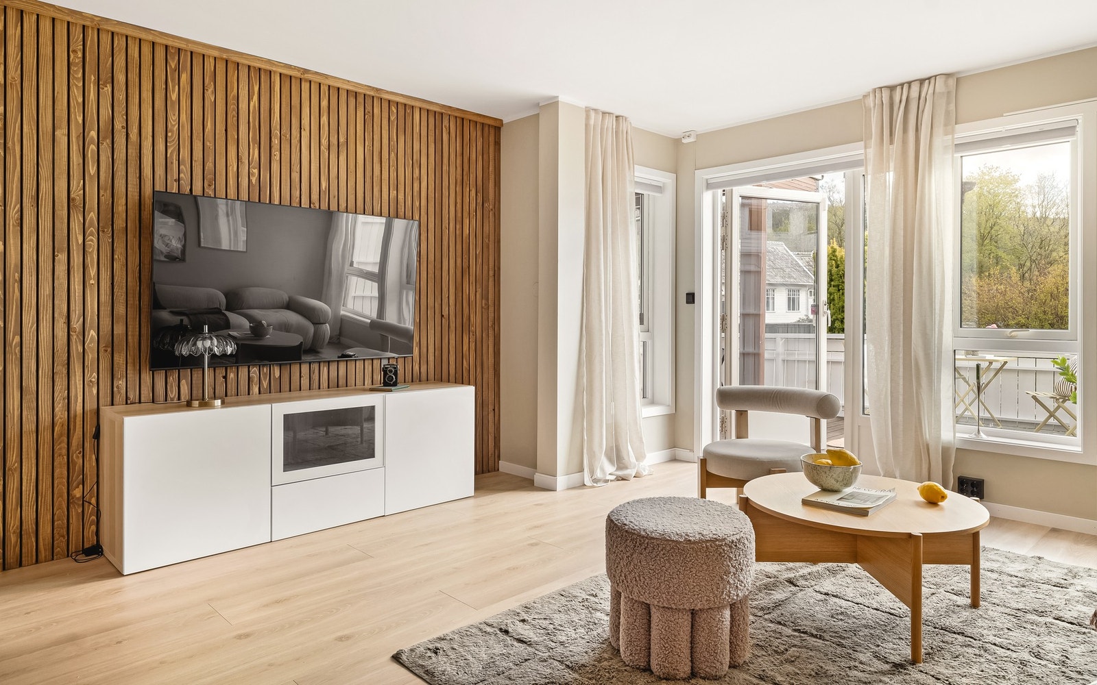 - Stuen fremstår moderne og lun med lekker spilevegg og tidsriktige overflater - Galleribilde