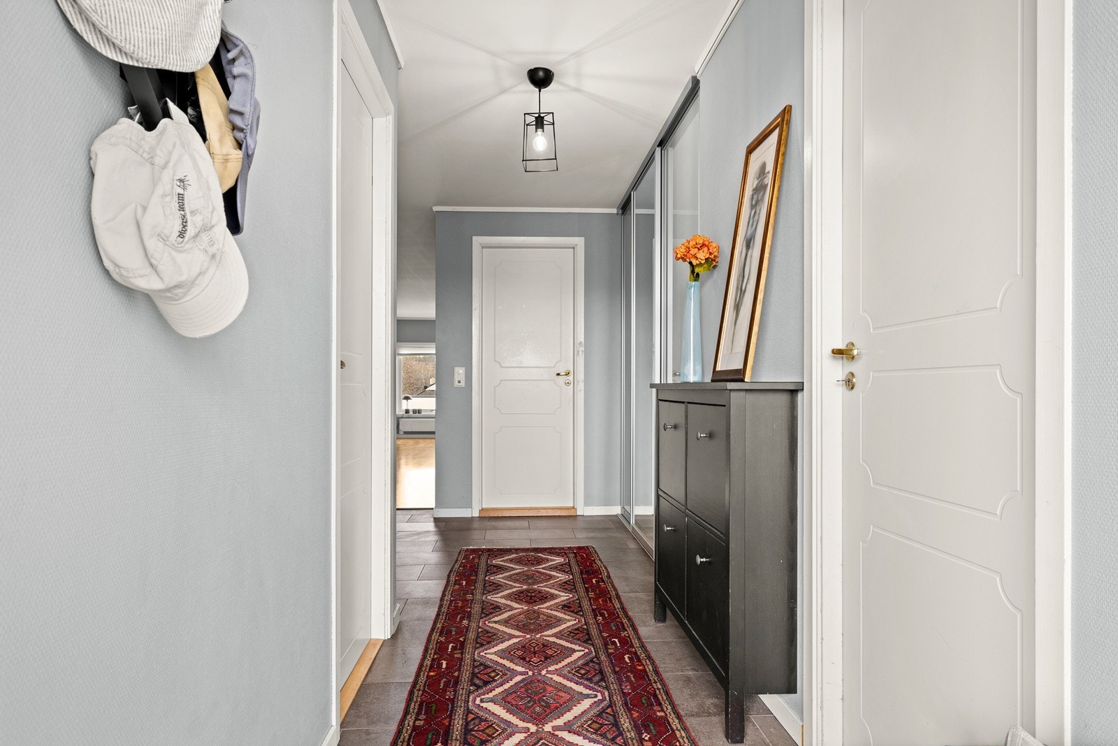 Fra gangen er det adkomst til leilighetens øvrige rom. Dørene er hvite og profilerte. Galleribilde