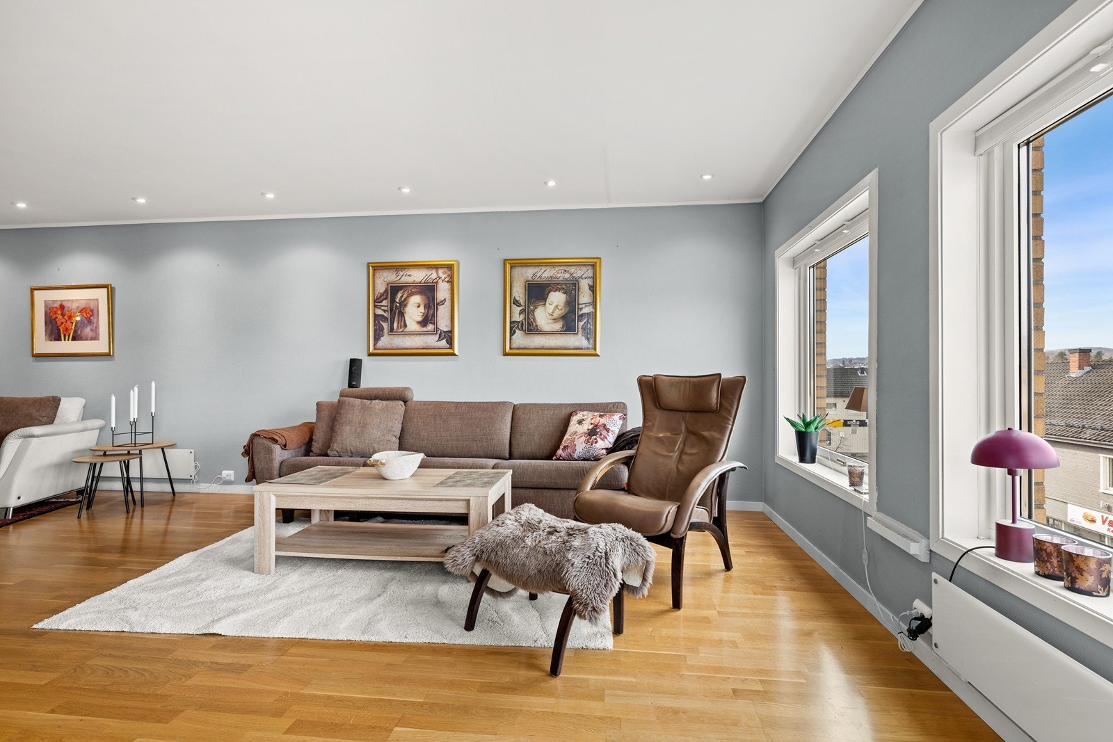 En av veggene er malt med en 'betong-look' som tilfører rommet en moderne detalj. Galleribilde