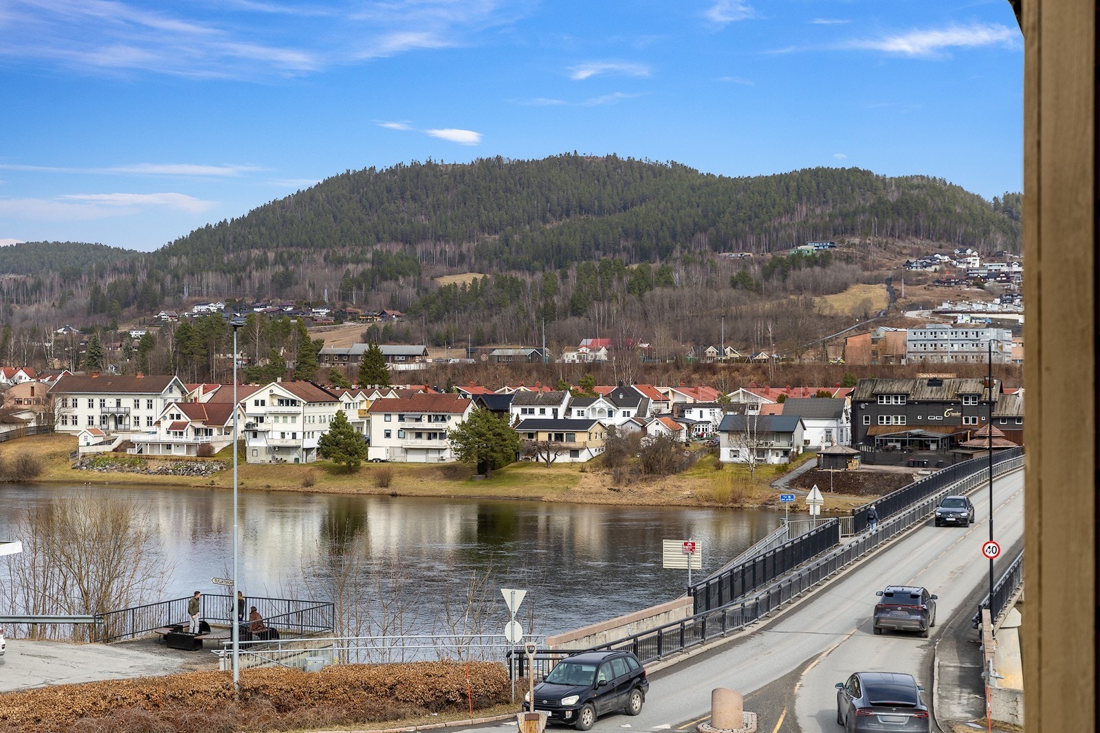 Fra leiligheten er det utsikt over nærområdet og Drammenselva. Galleribilde