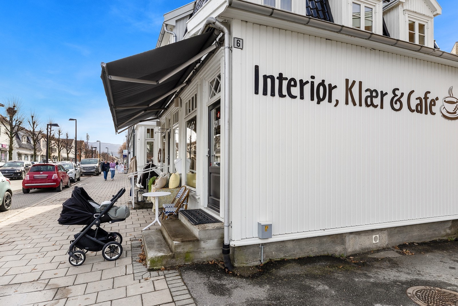 Gåavstand til et variert utvalg av butikker, kafeer og servicetilbud. Galleribilde