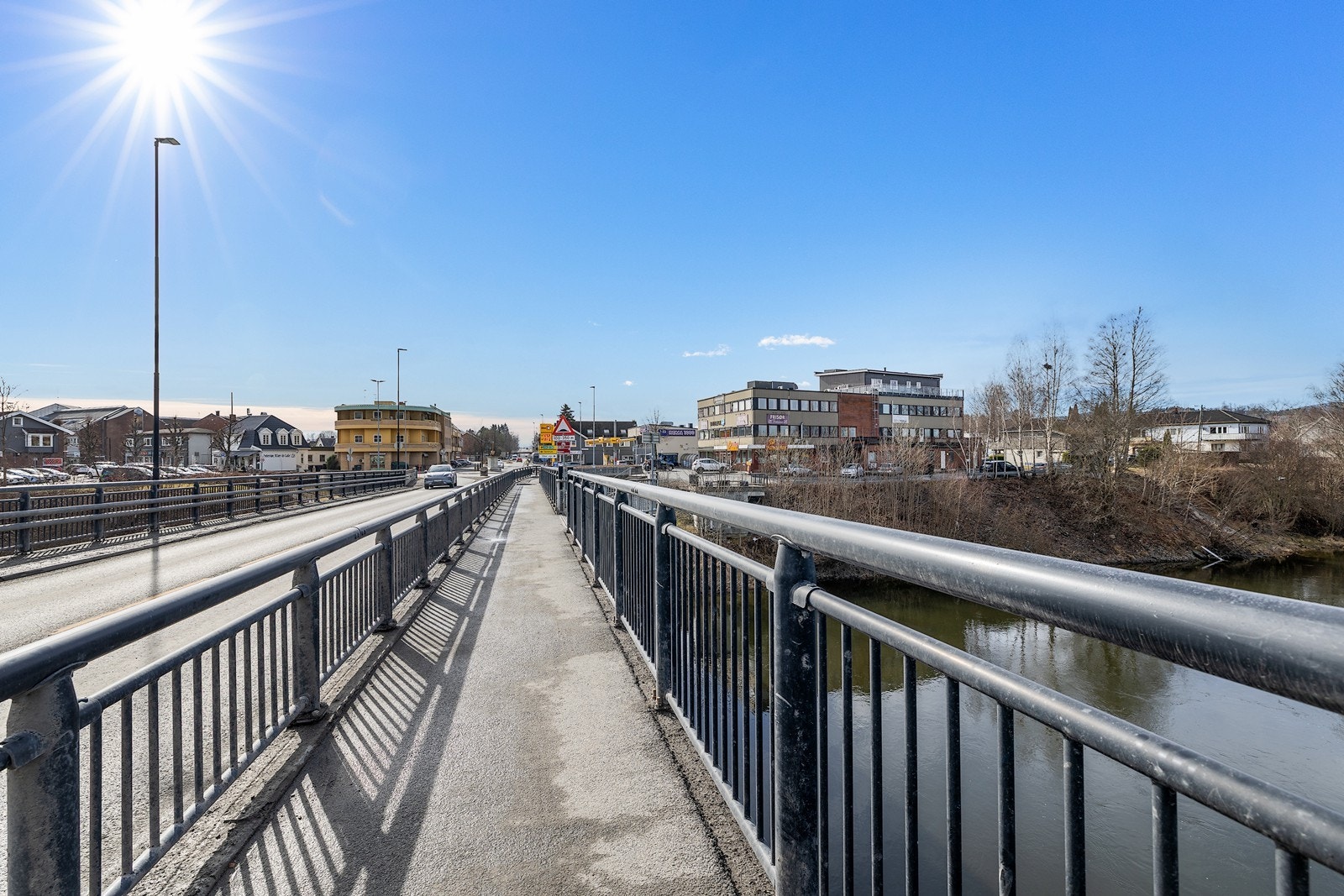 Beliggenheten gir enkel tilgang til alt Hokksund sentrum har å by på. Galleribilde