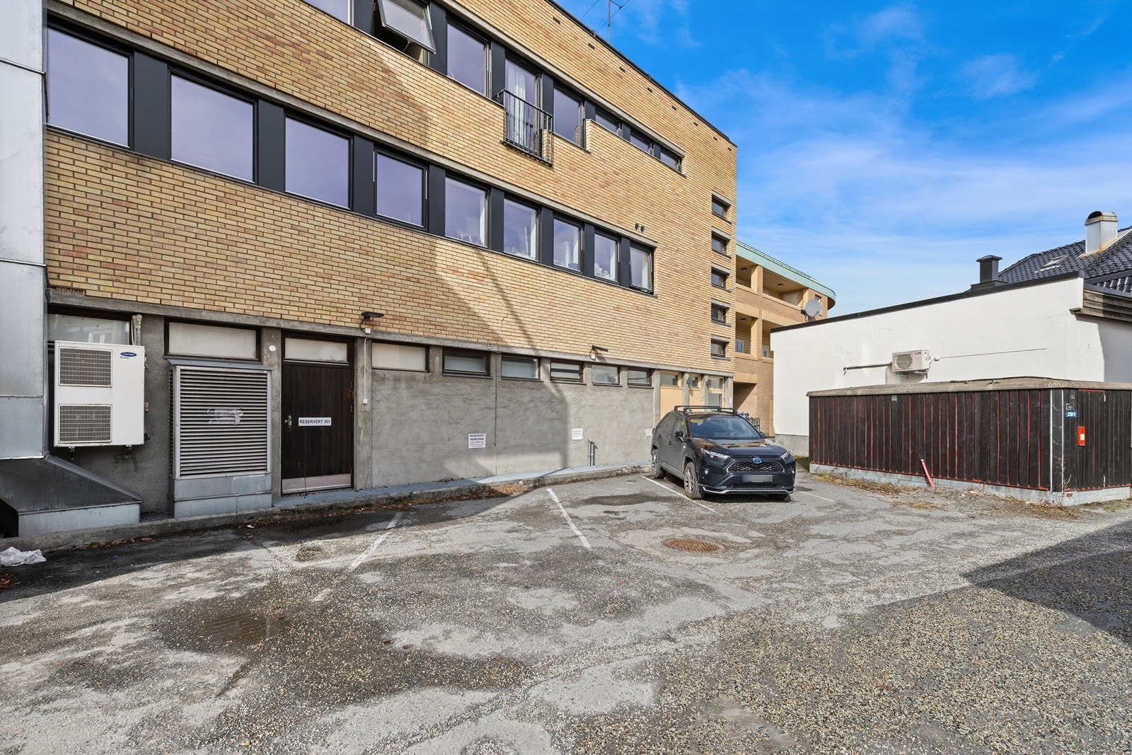 Leiligheten har bruksrett til en bod i kjelleren for ekstra lagringsplass. Galleribilde