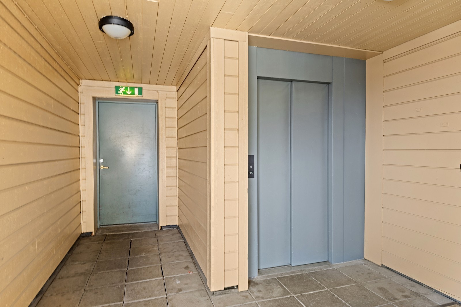Bygget er utstyrt med heis, som gir trinnfri adkomst til leiligheten i 3. etasje. Galleribilde