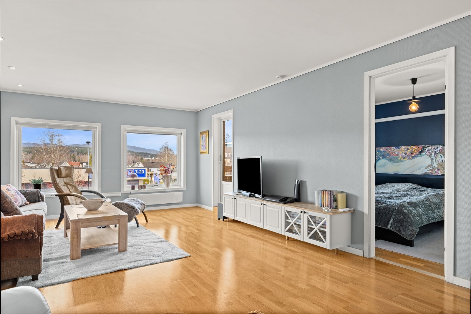 Stuen har god plass til både sofagruppe og spisebord. Vinduene mot gaten har støydempende glass. Galleribilde