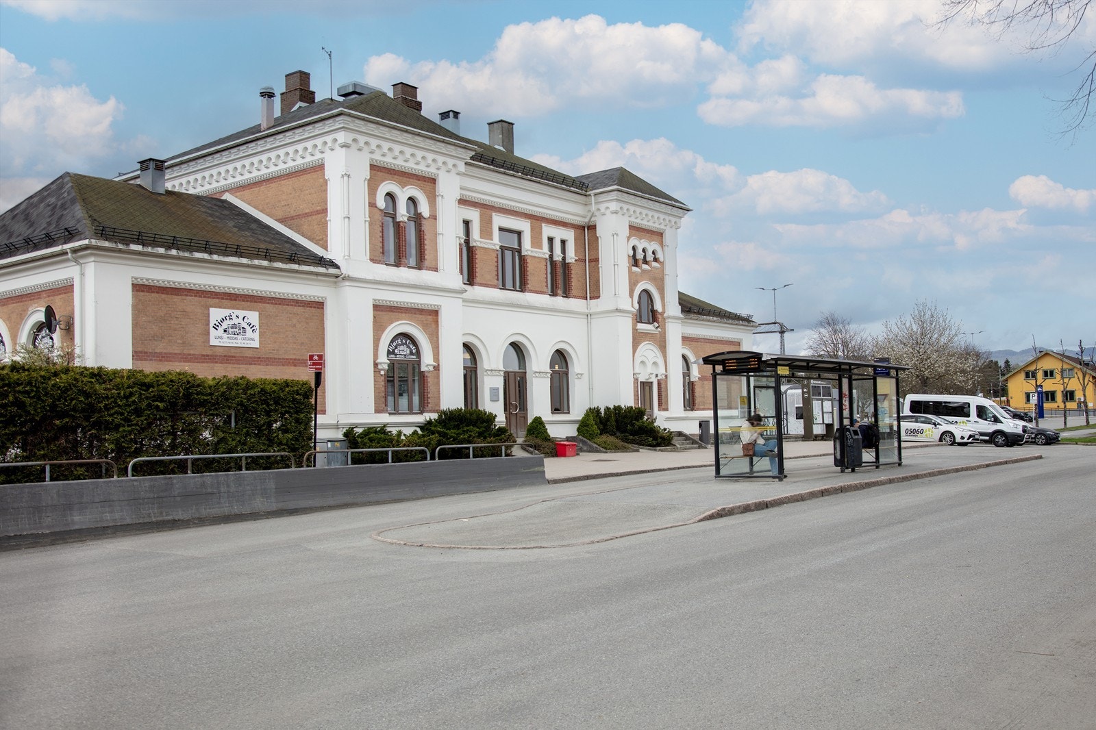 Stasjonsbygningen har bussholdeplass som er kun tre minutter unna, med forbindelser i flere retninger. Galleribilde