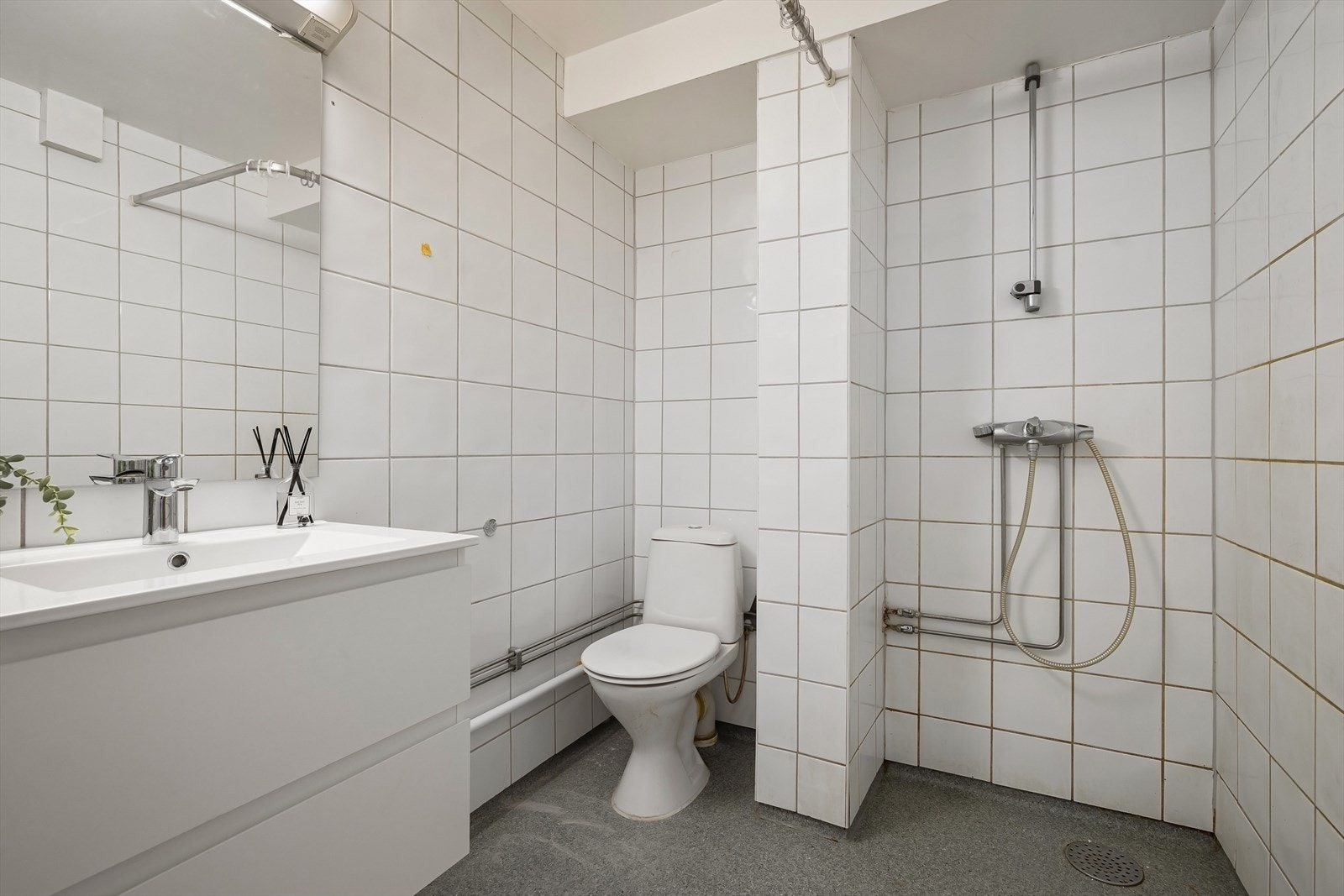 Badet er utstyrt med servant, toalett og et praktisk dusjhjørne. Galleribilde
