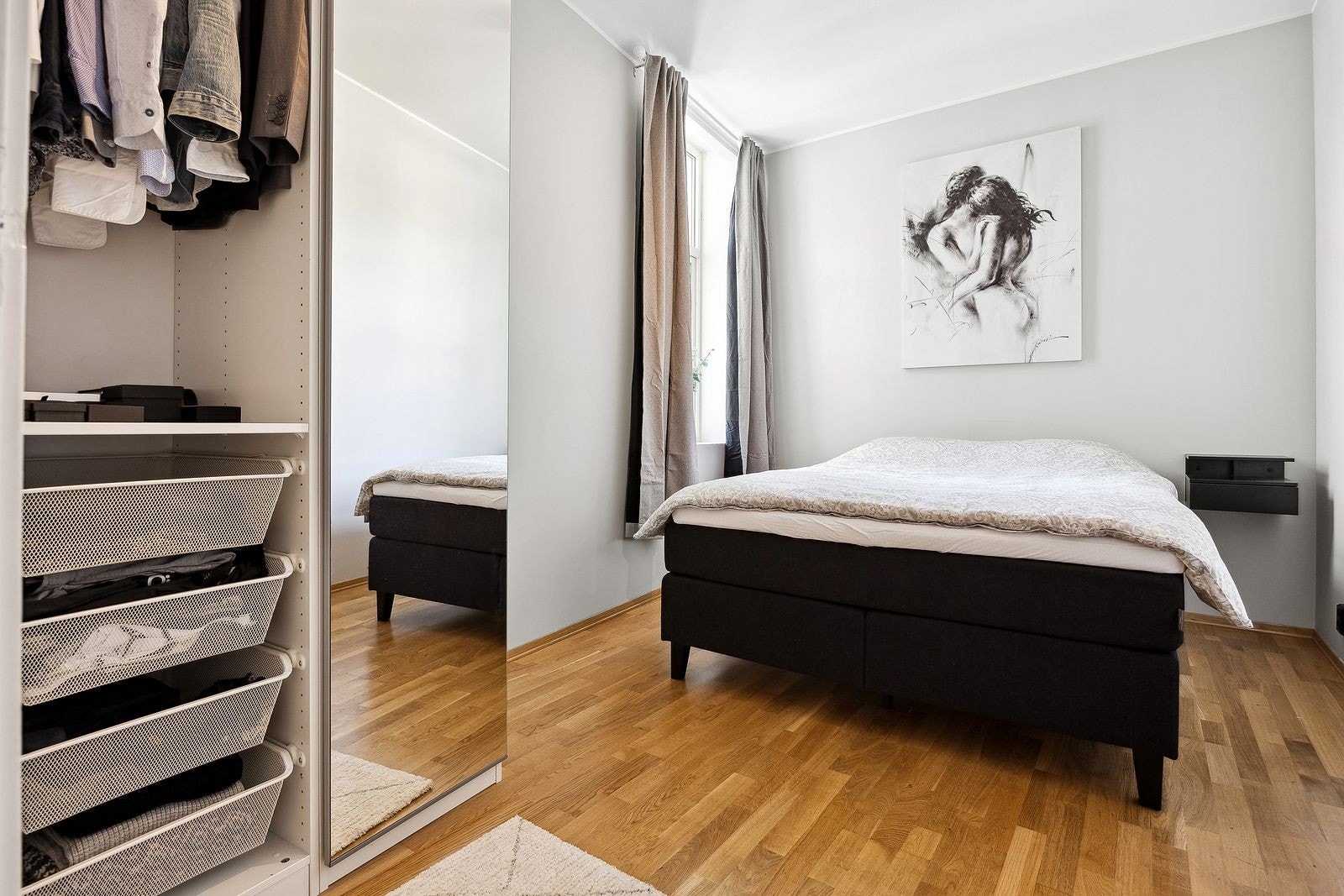 Hovedsoverom med dobbeltseng og garderobeskap. Galleribilde