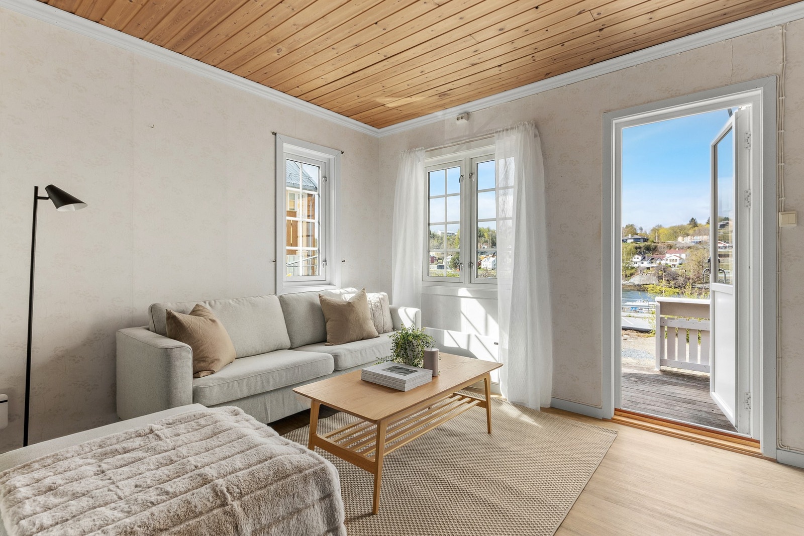 Fra stue har man utgang til solrik veranda. Galleribilde
