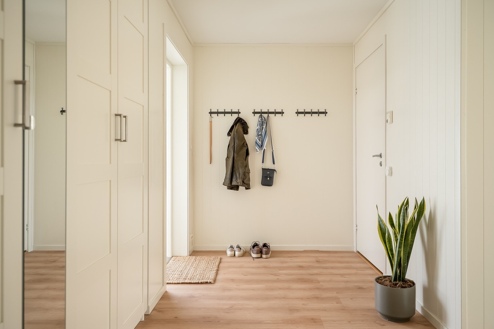 Stor og fin entré med god plass til yttertøy og sko Galleribilde