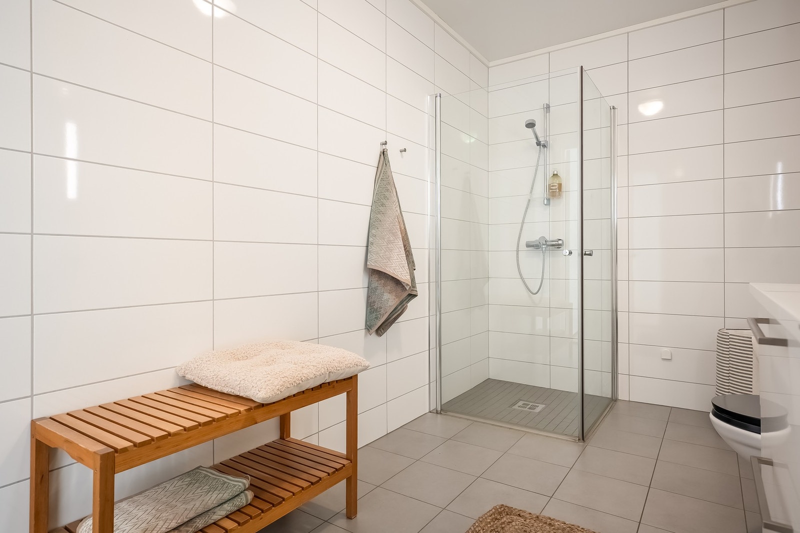 Ikke avdekket fukt på bad iht tilstandsrapport, og badet har i likhet med resten av leiligheten fått tilstandsgrad 1 Galleribilde