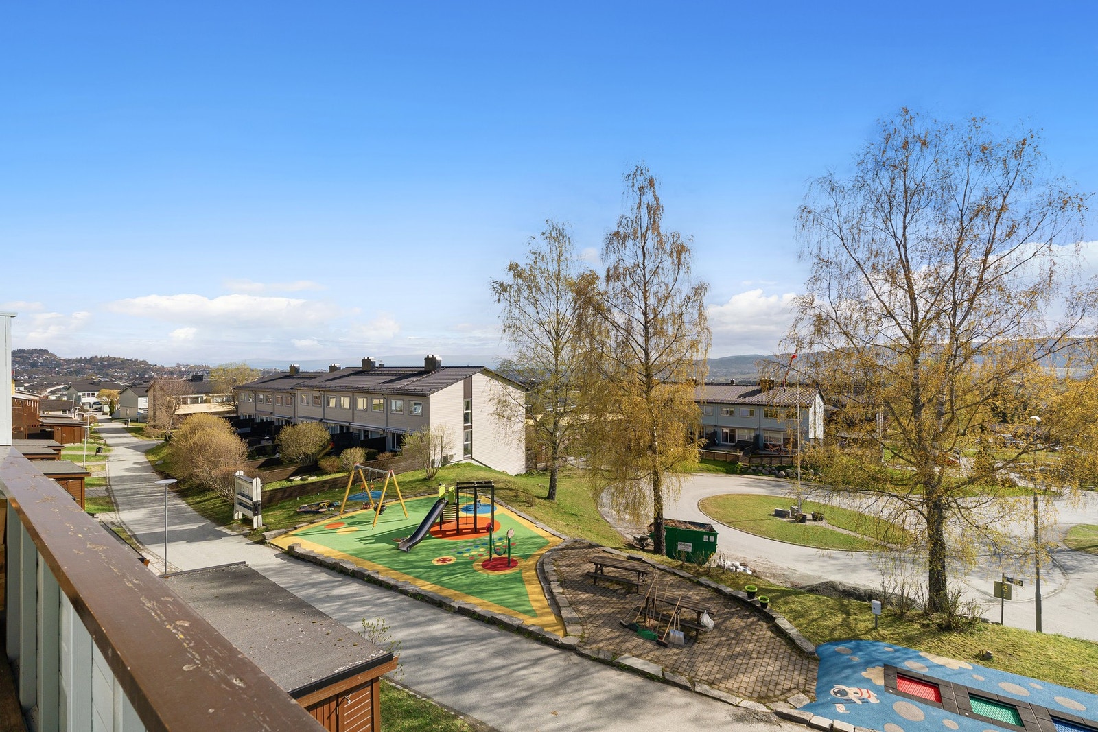 Balkongen er vendt mot fellesområde med utsikt mot Trondheim by. Galleribilde