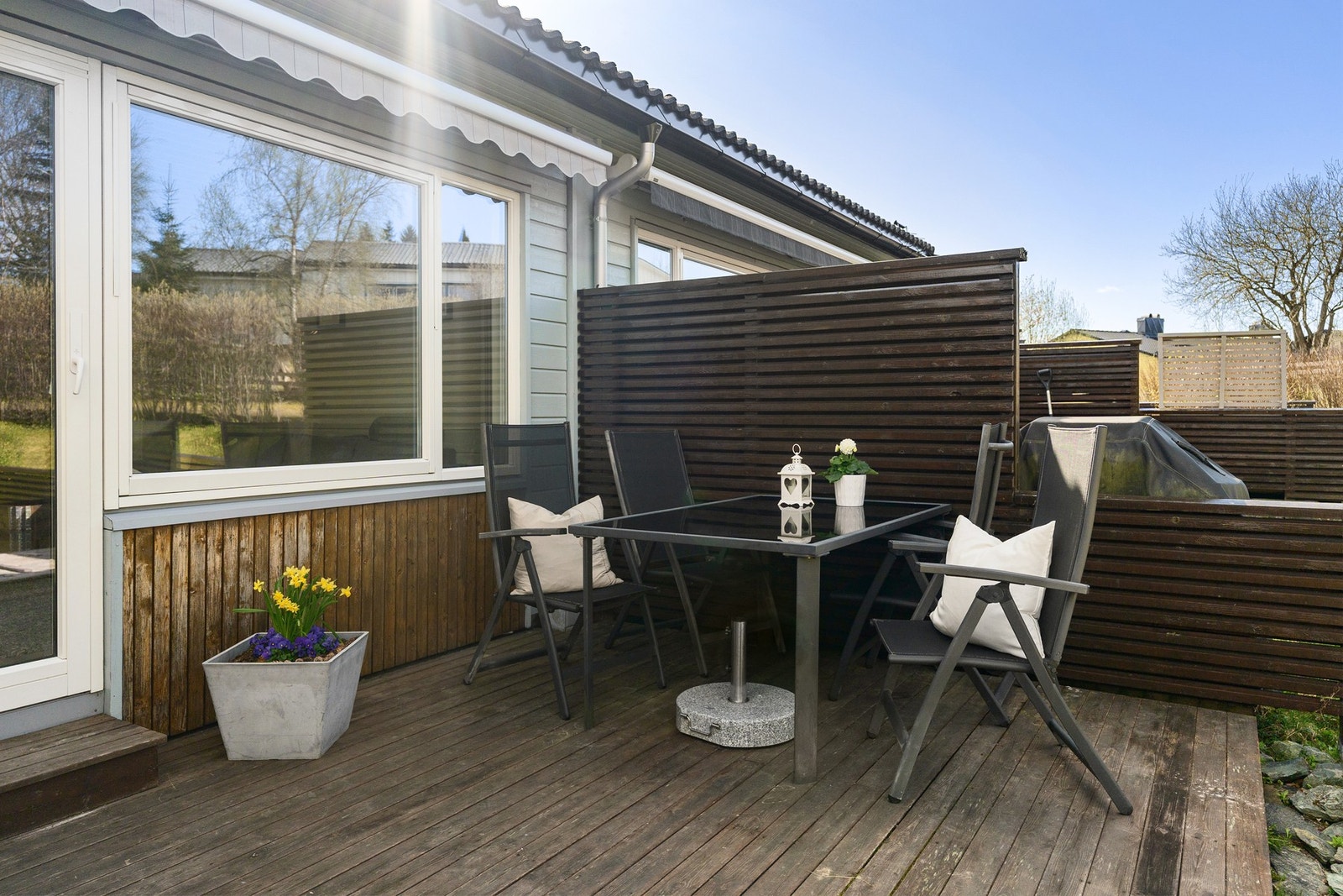 Fra stuen er det utgang til en vestvendt terrasse. Galleribilde
