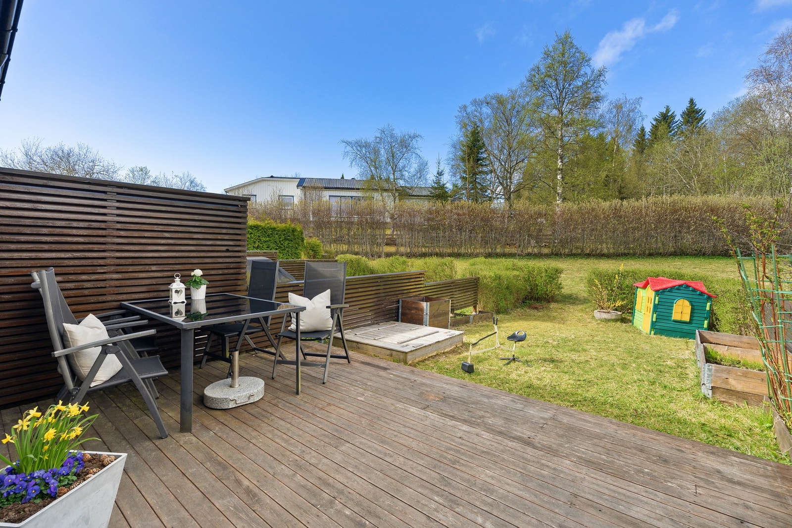 Solrik terrasse med god plass til ønsket utemøblement. Galleribilde