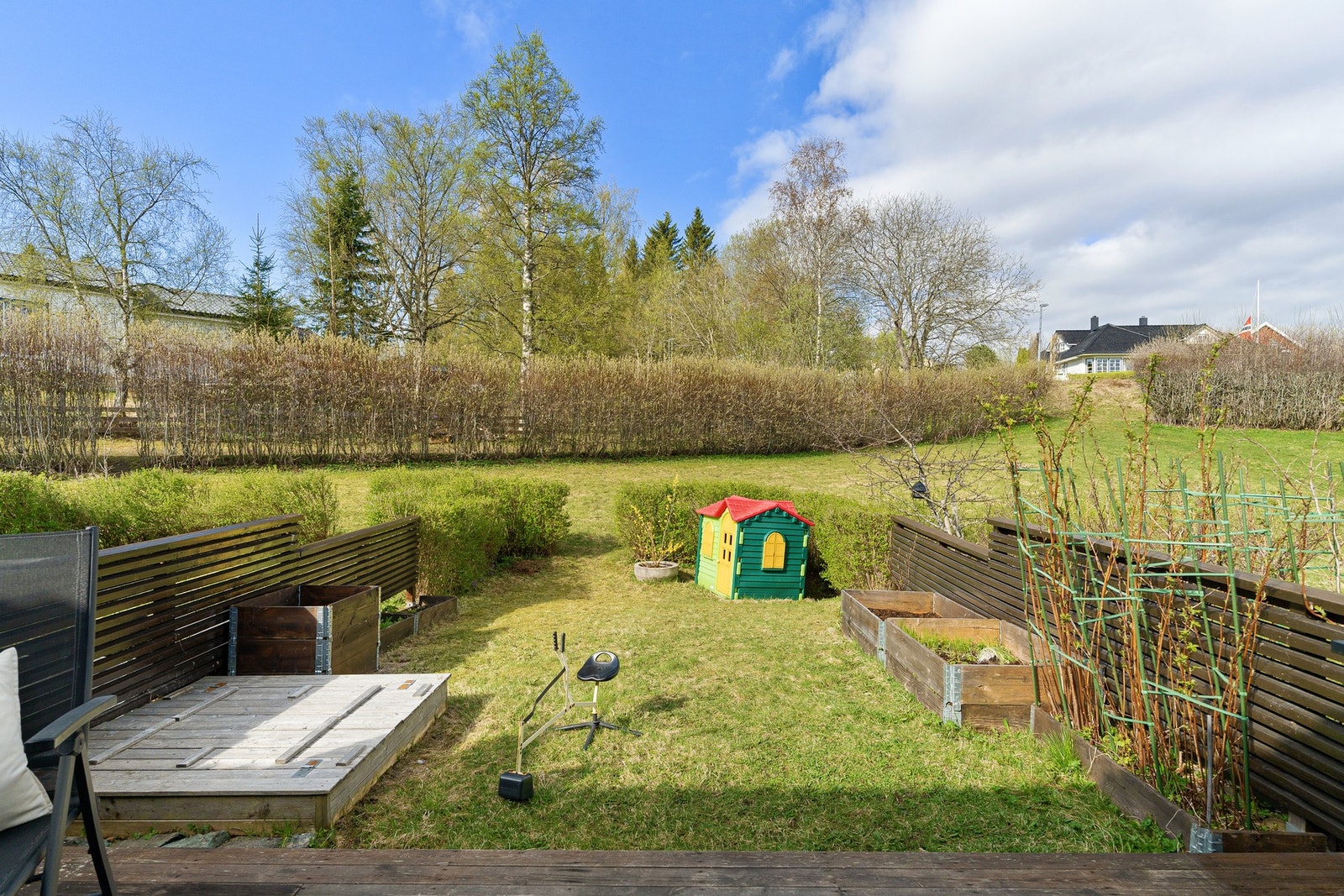Boligens terrasse og hage med skjermet og rolig beliggenhet. Galleribilde