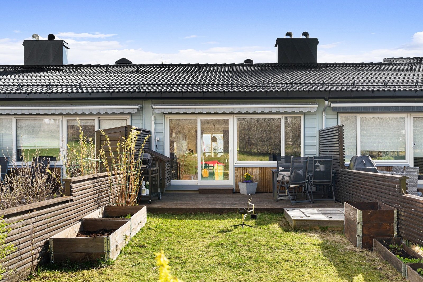 Flott og innholdsrikt rekkehus over tre plan med solrike uteområder og hage. Galleribilde