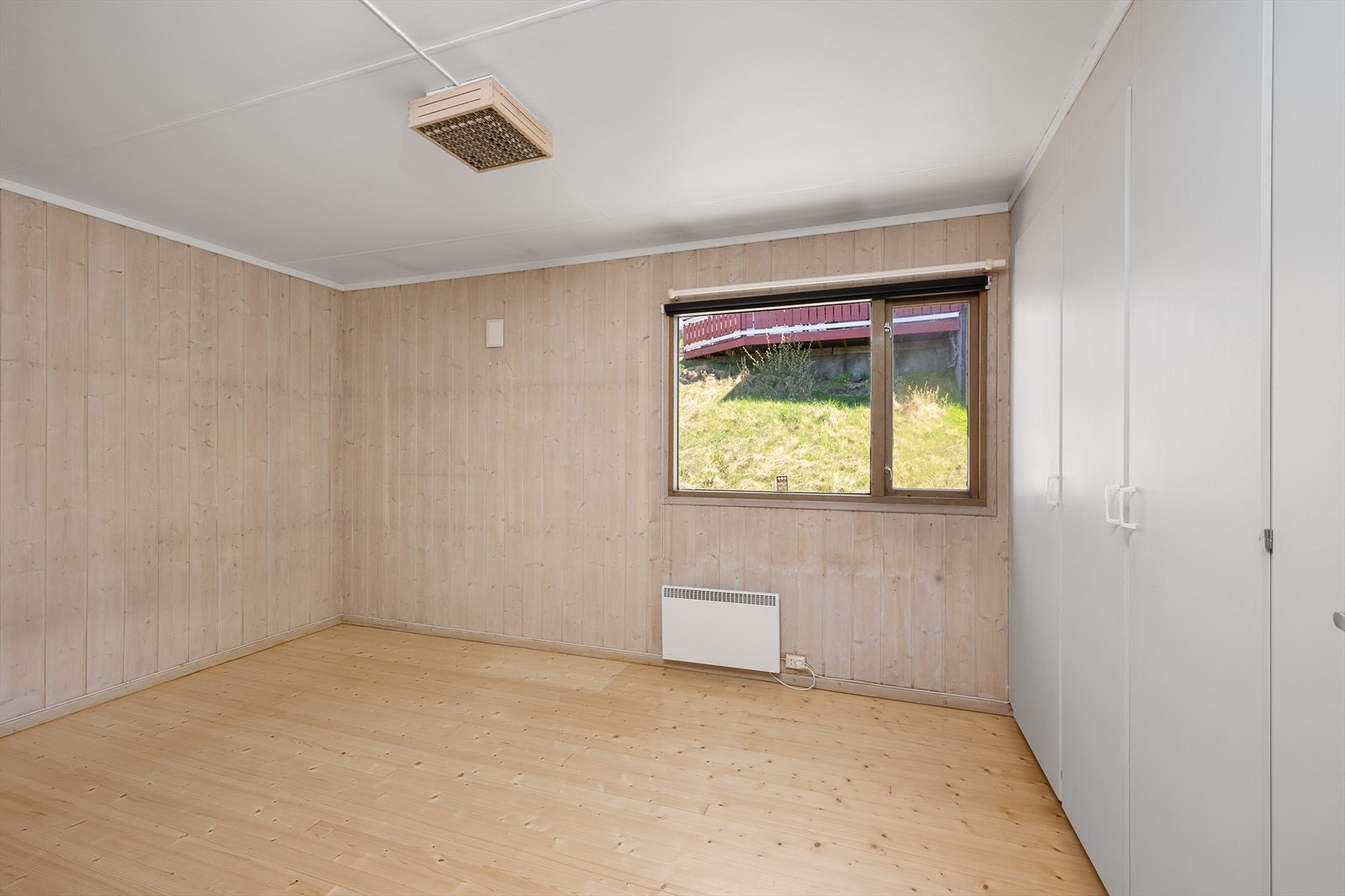 Et av soverommene, med plassbygde garderobeskap. Galleribilde