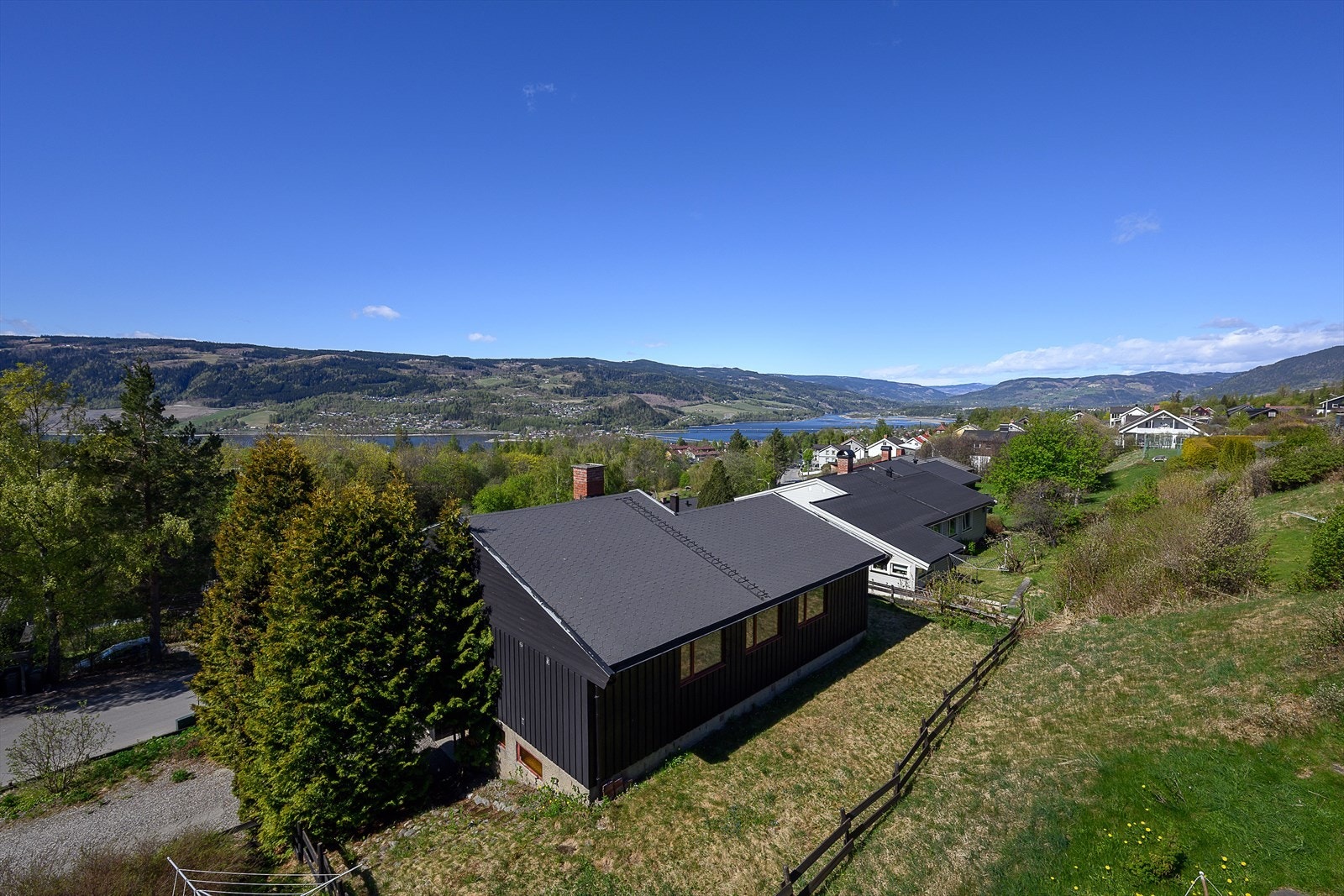 Eiendommen ligger fritt til med vidstrakt utsikt over Mjøsa og det omkringliggende landskapet. Galleribilde