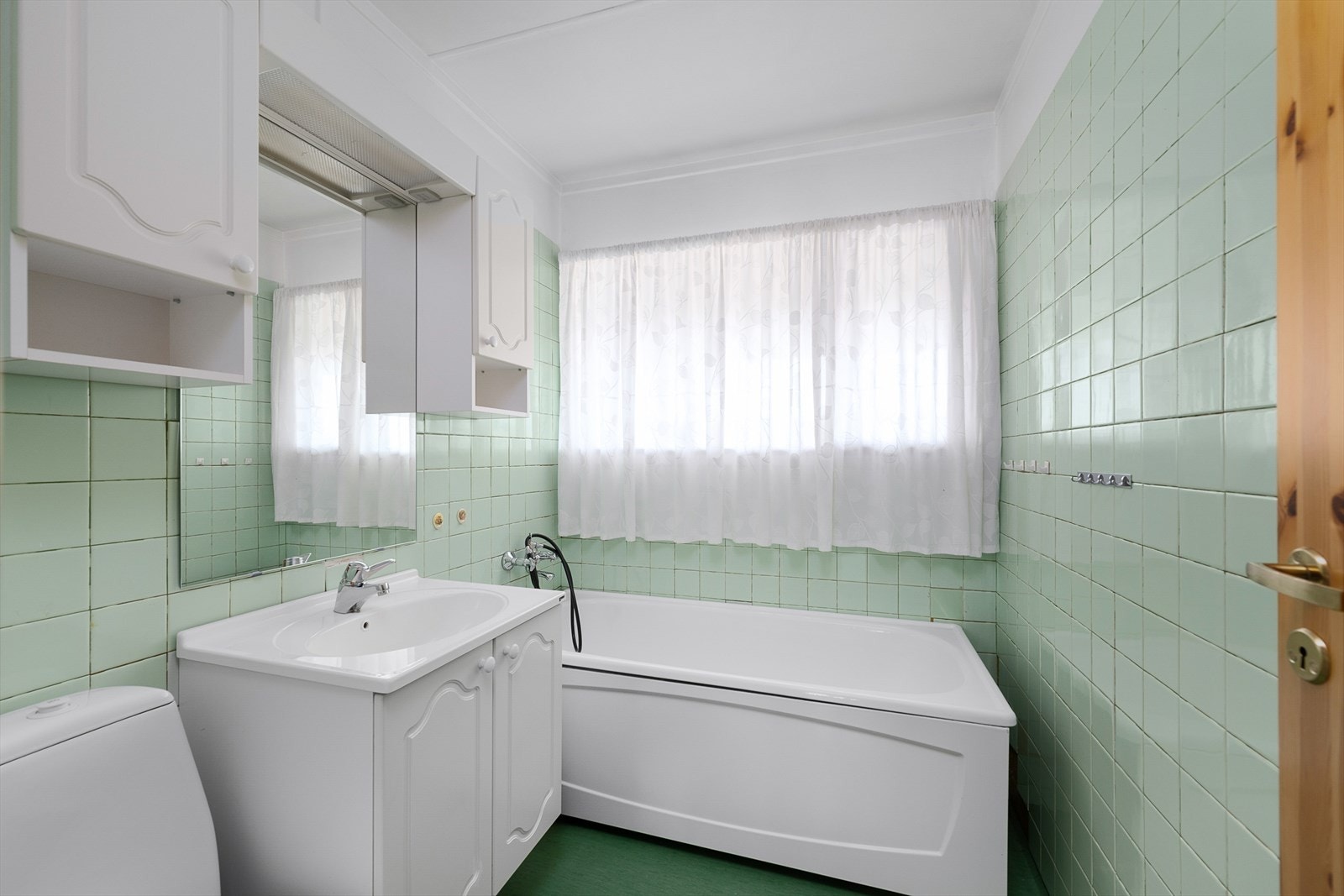 Badet i hovedetasjen er utstyrt med badekar, servant med underskap og toalett. Galleribilde