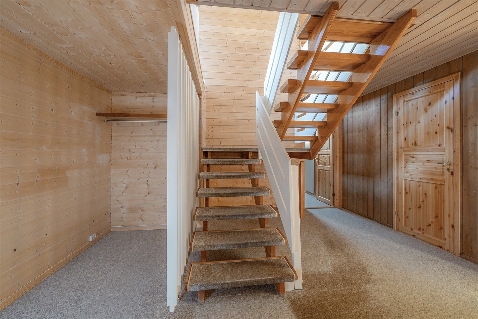 Trapp opp fra gangen og opp til hovedetasjen. Galleribilde