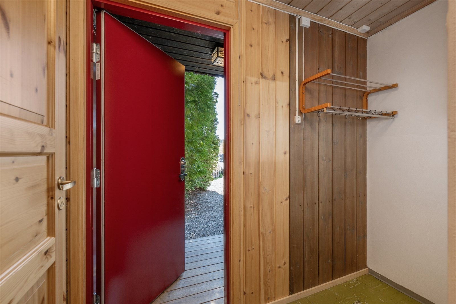 Entré med plass til å henge fra seg yttertøy. Galleribilde