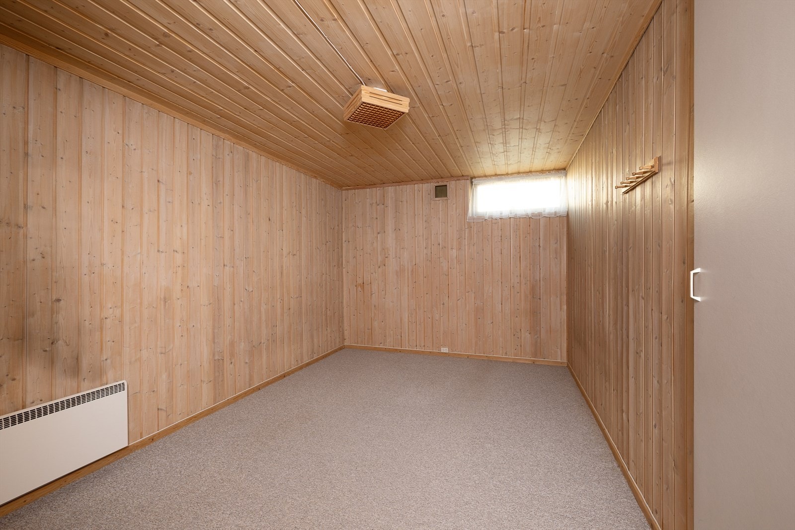 Det ene av to disponible rom i første etasje, egnet som for eksempel kjellerstue eller hobbyrom. Galleribilde