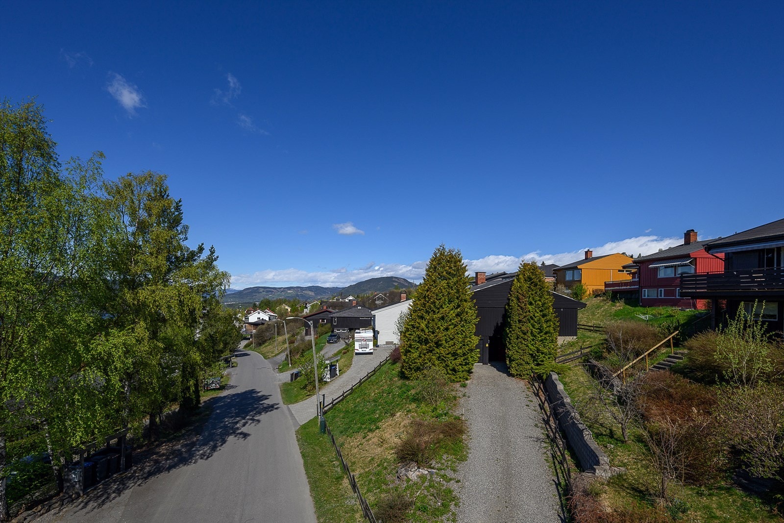Eiendommen ligger i et etablert og barnevennlig boligområde, hovedsakelig bestående av eneboliger. Galleribilde