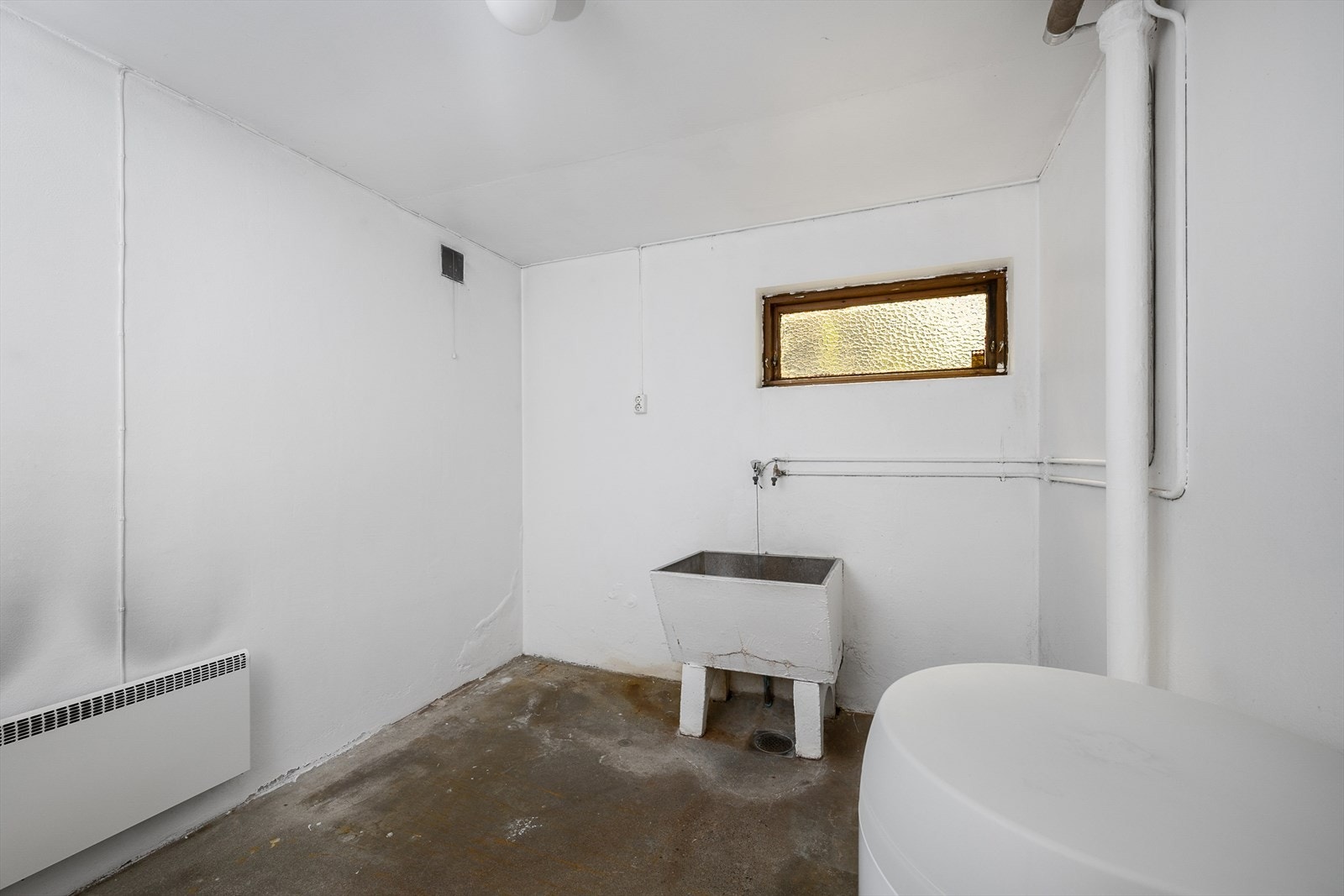 Separat vaskerom med utslagsvask og opplegg for vaskemaskin. Galleribilde