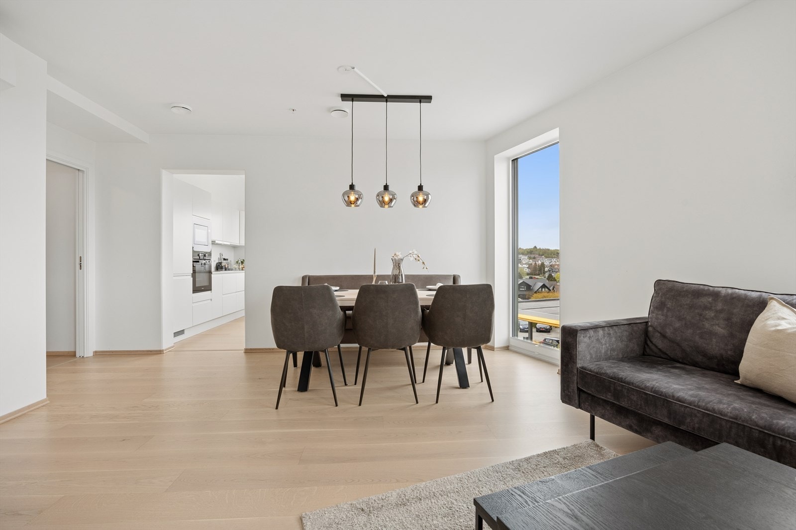 Mellom stue/kjøkken er det god plass til stort spisebord. Det er også flott utsikt fra spisestuen. Galleribilde