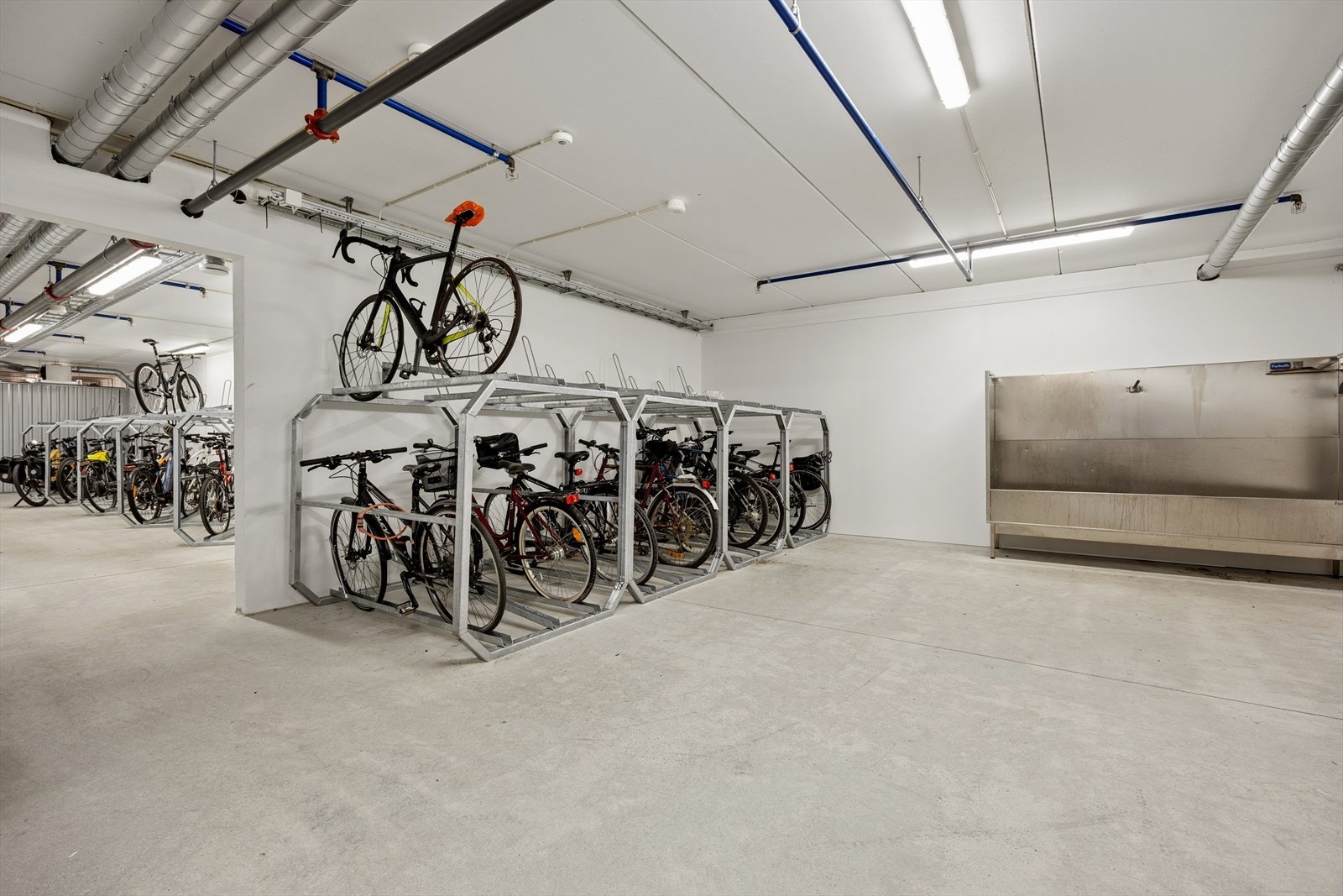 Sykkelparkering og sykkelvask. Galleribilde